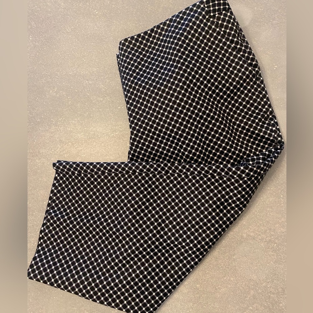 Worthington Women’s Black and White Grid Cropped-Capri Pants